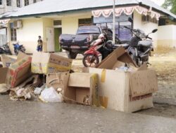 Sampah Berserakan Di Depan Kantor Dinas Kominfo, Kadis Dan Staf Diduga Apatis